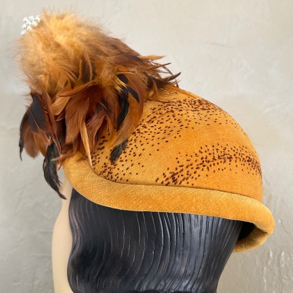 GLORIOUS 1950s\' MUSTARD COLOR DOTTED VELOUR AND FEATHER TRIMMED COCKTAIL HAT main image 6